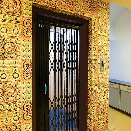 Hotel O Crystal Ahmedabad Bagian luar foto