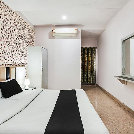 Hotel O Crystal Ahmedabad Bagian luar foto