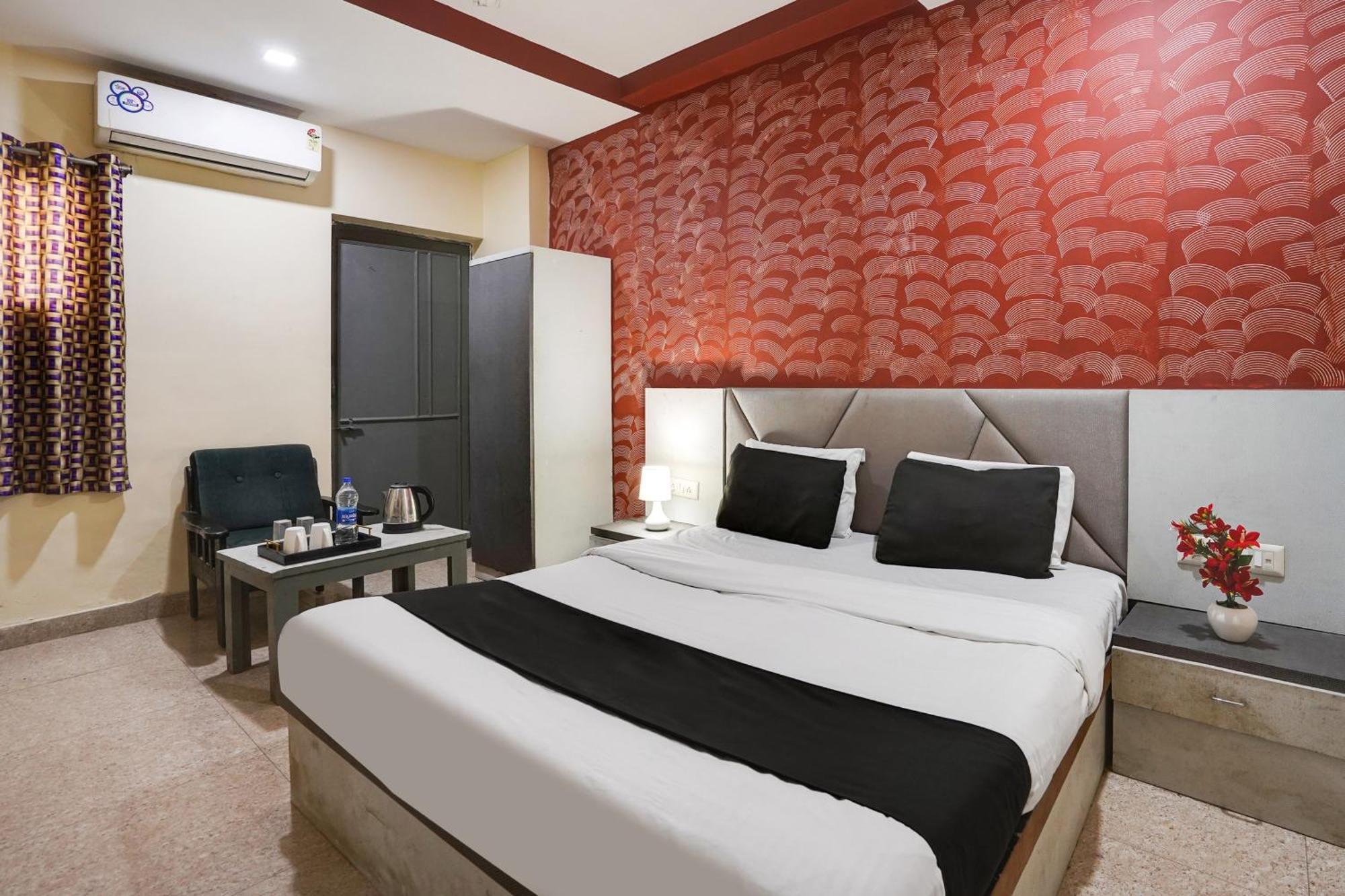 Hotel O Crystal Ahmedabad Bagian luar foto
