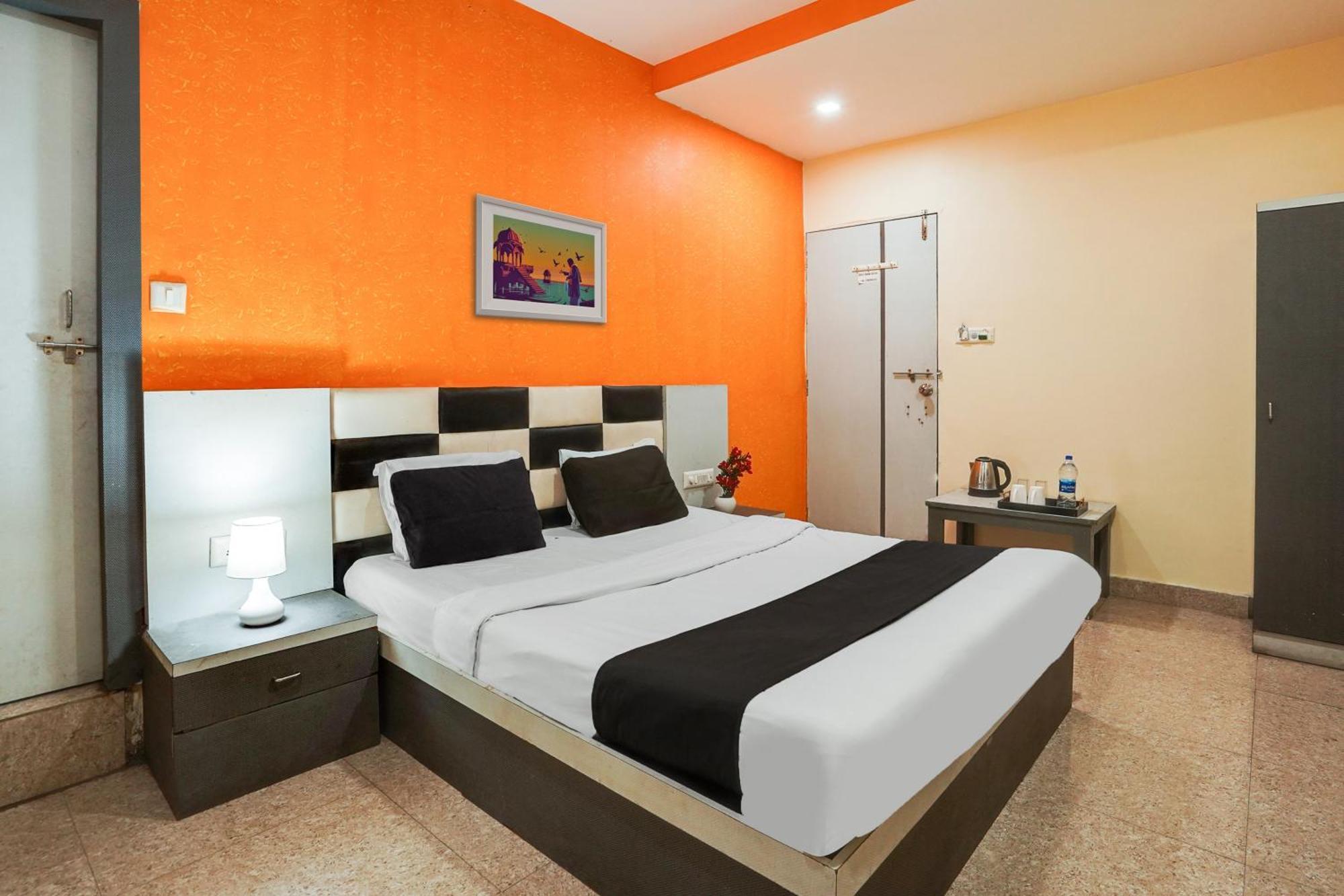 Hotel O Crystal Ahmedabad Bagian luar foto