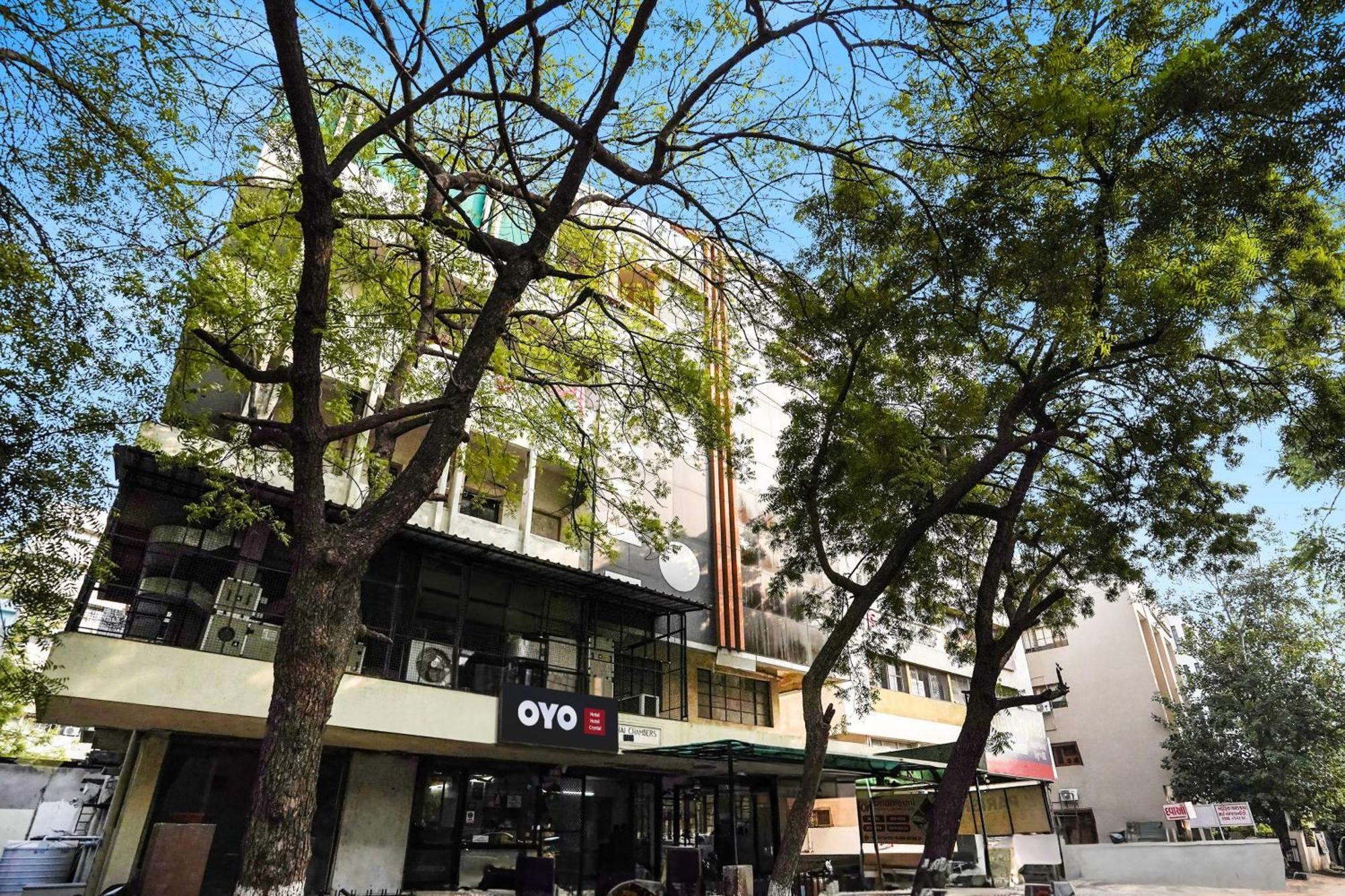 Hotel O Crystal Ahmedabad Bagian luar foto