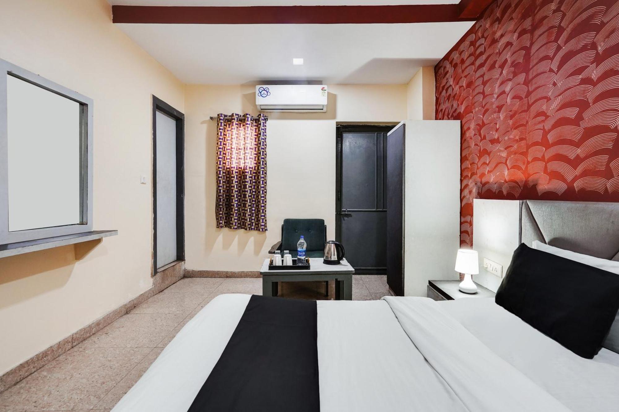 Hotel O Crystal Ahmedabad Bagian luar foto