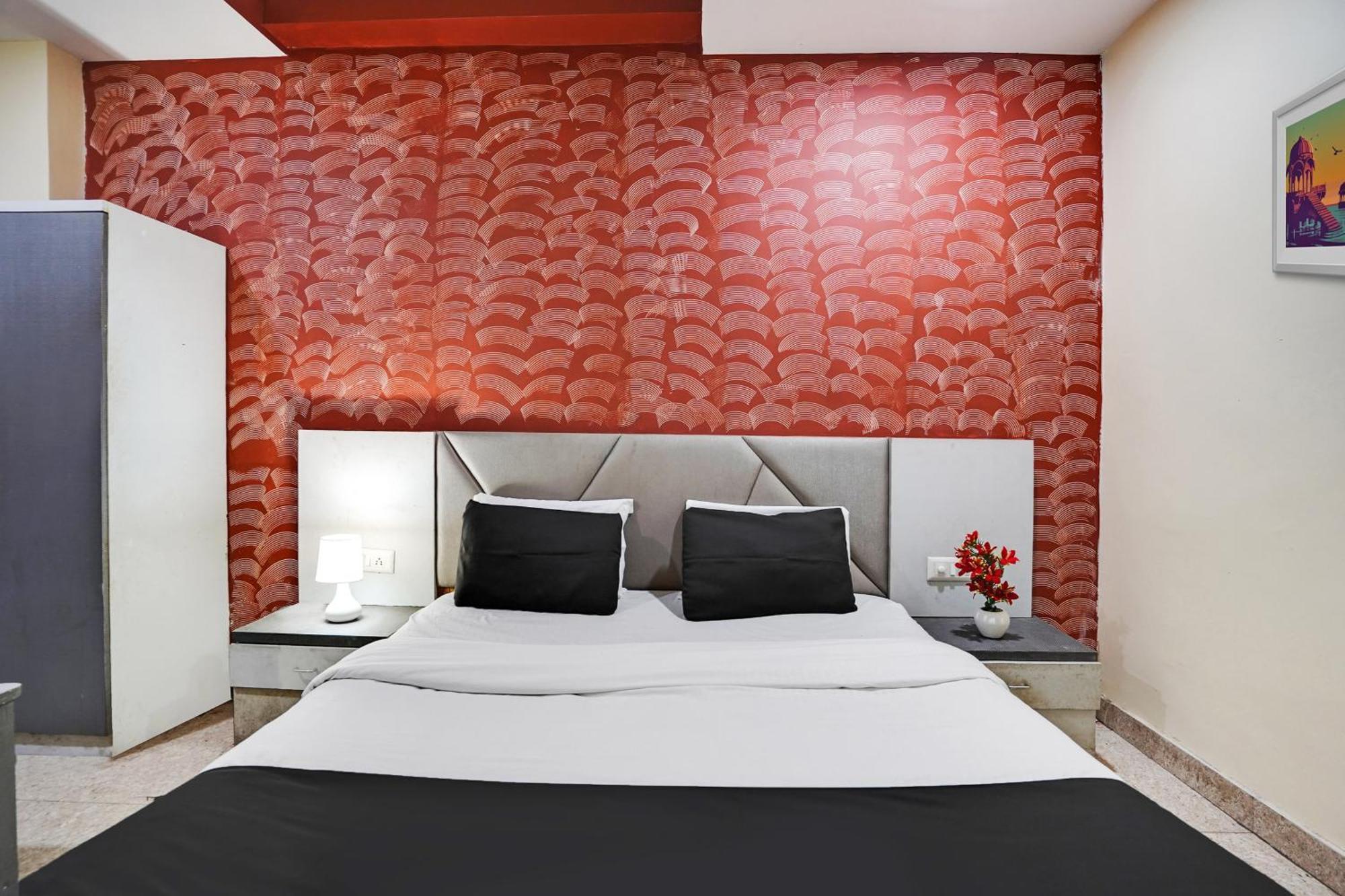 Hotel O Crystal Ahmedabad Bagian luar foto