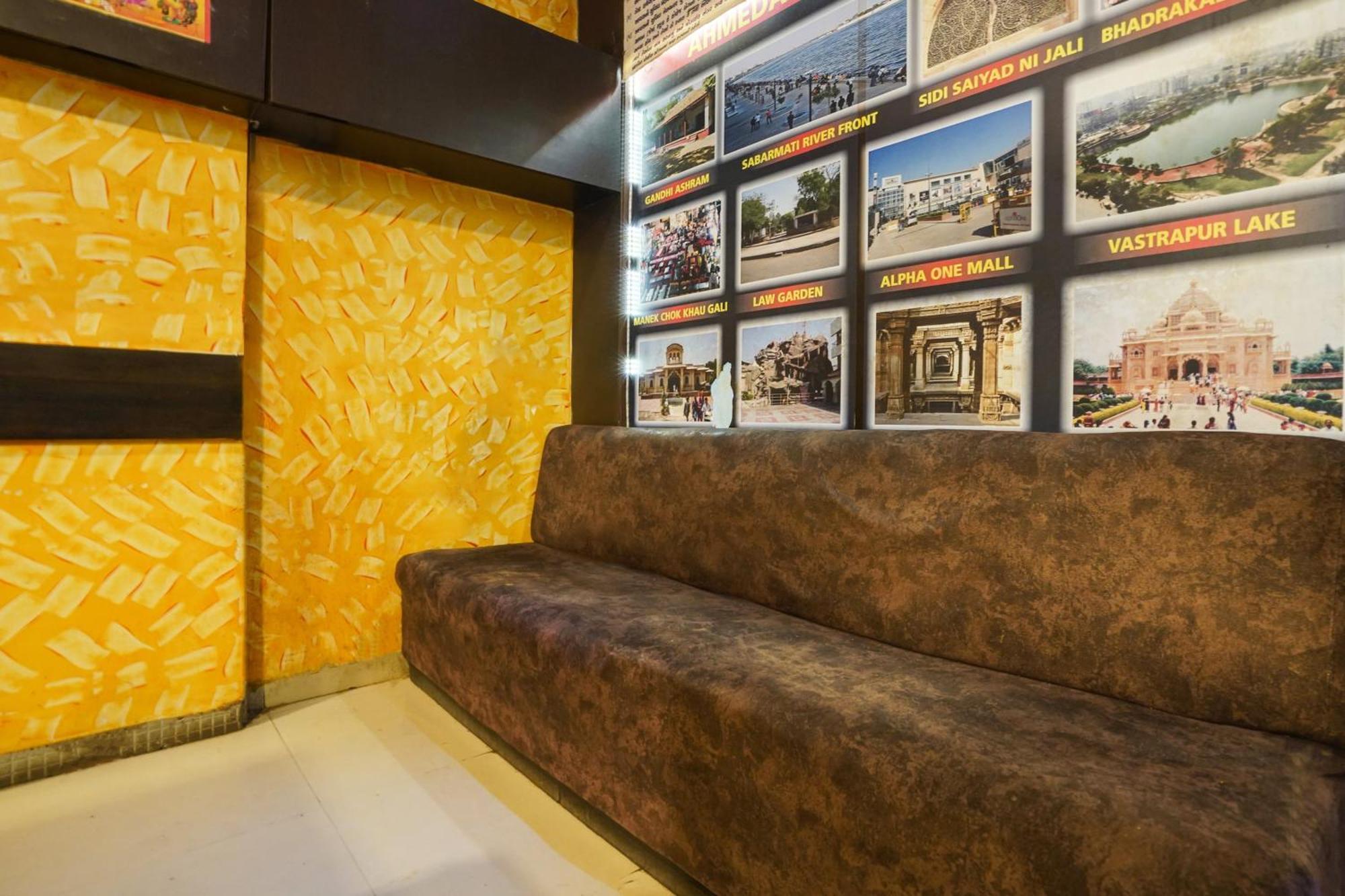 Hotel O Crystal Ahmedabad Bagian luar foto