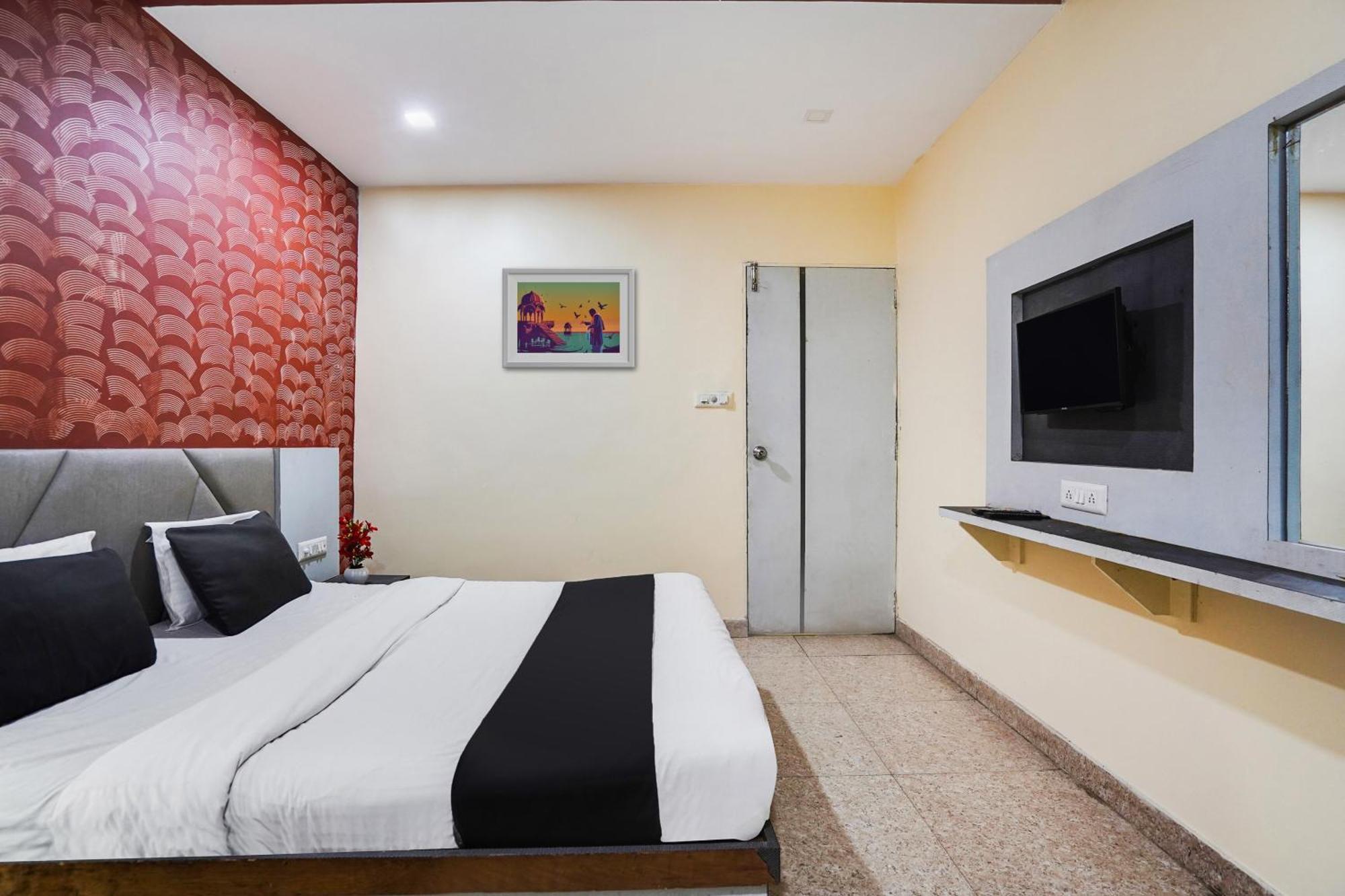 Hotel O Crystal Ahmedabad Bagian luar foto