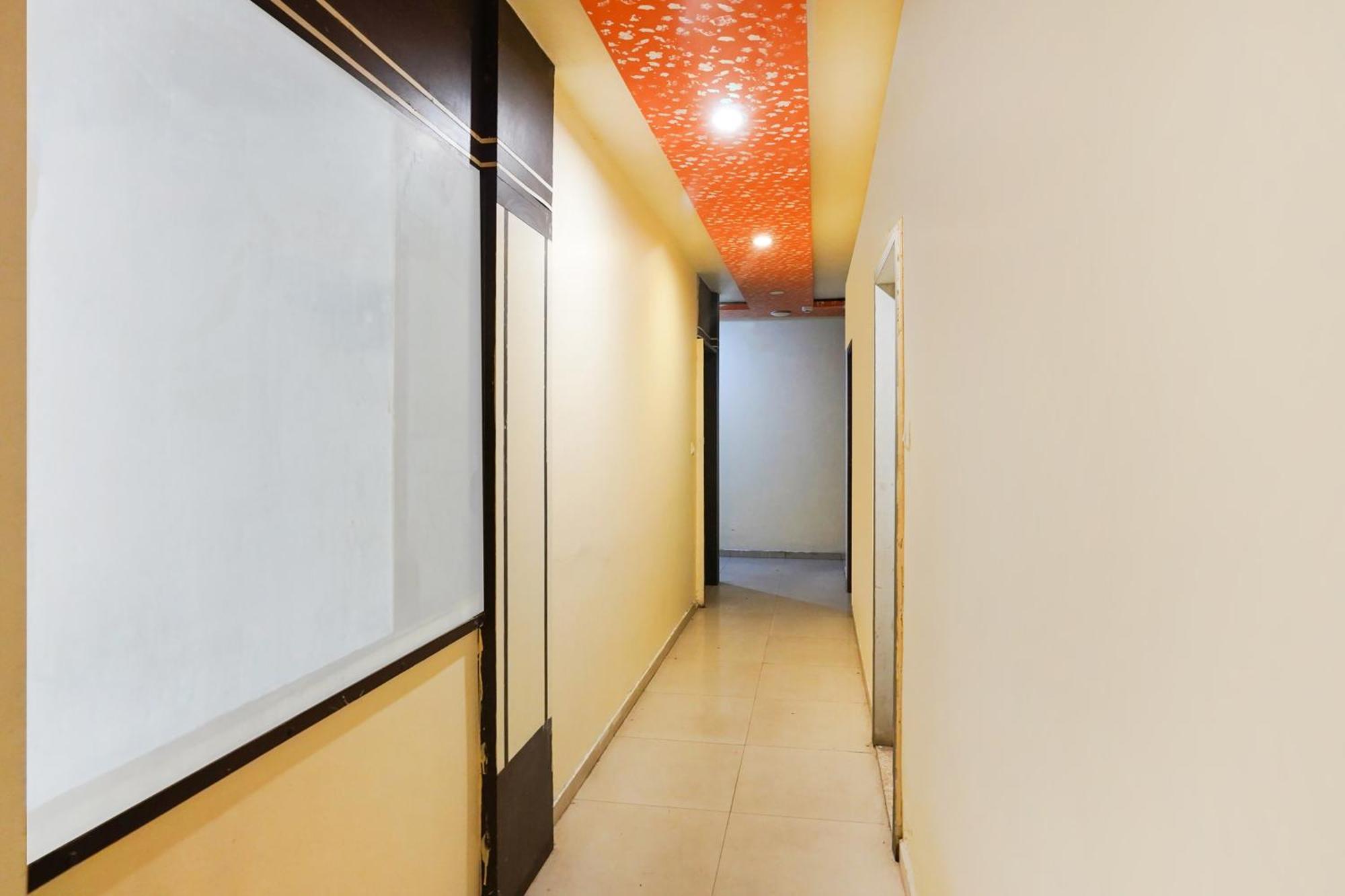 Hotel O Crystal Ahmedabad Bagian luar foto