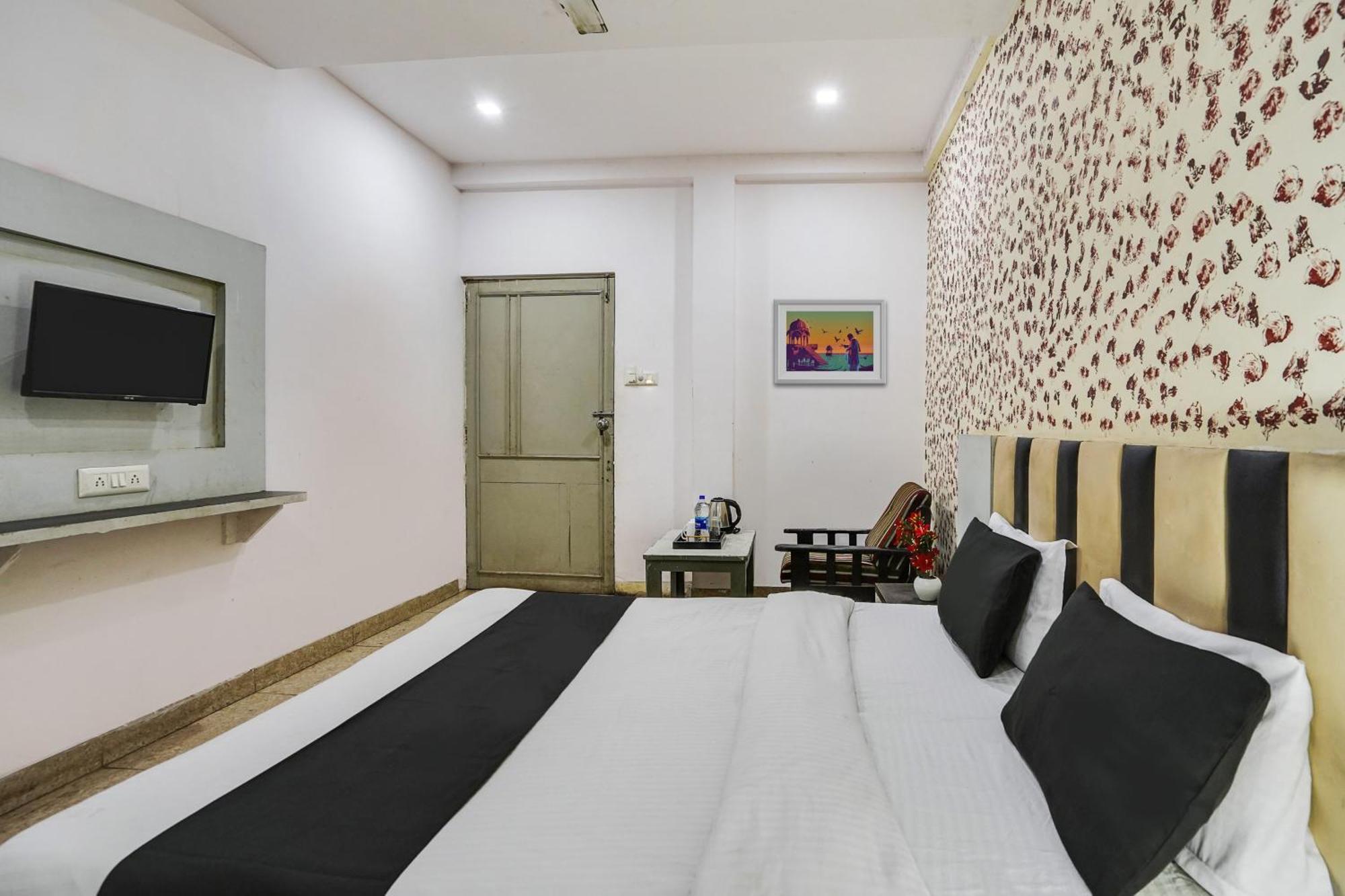 Hotel O Crystal Ahmedabad Bagian luar foto
