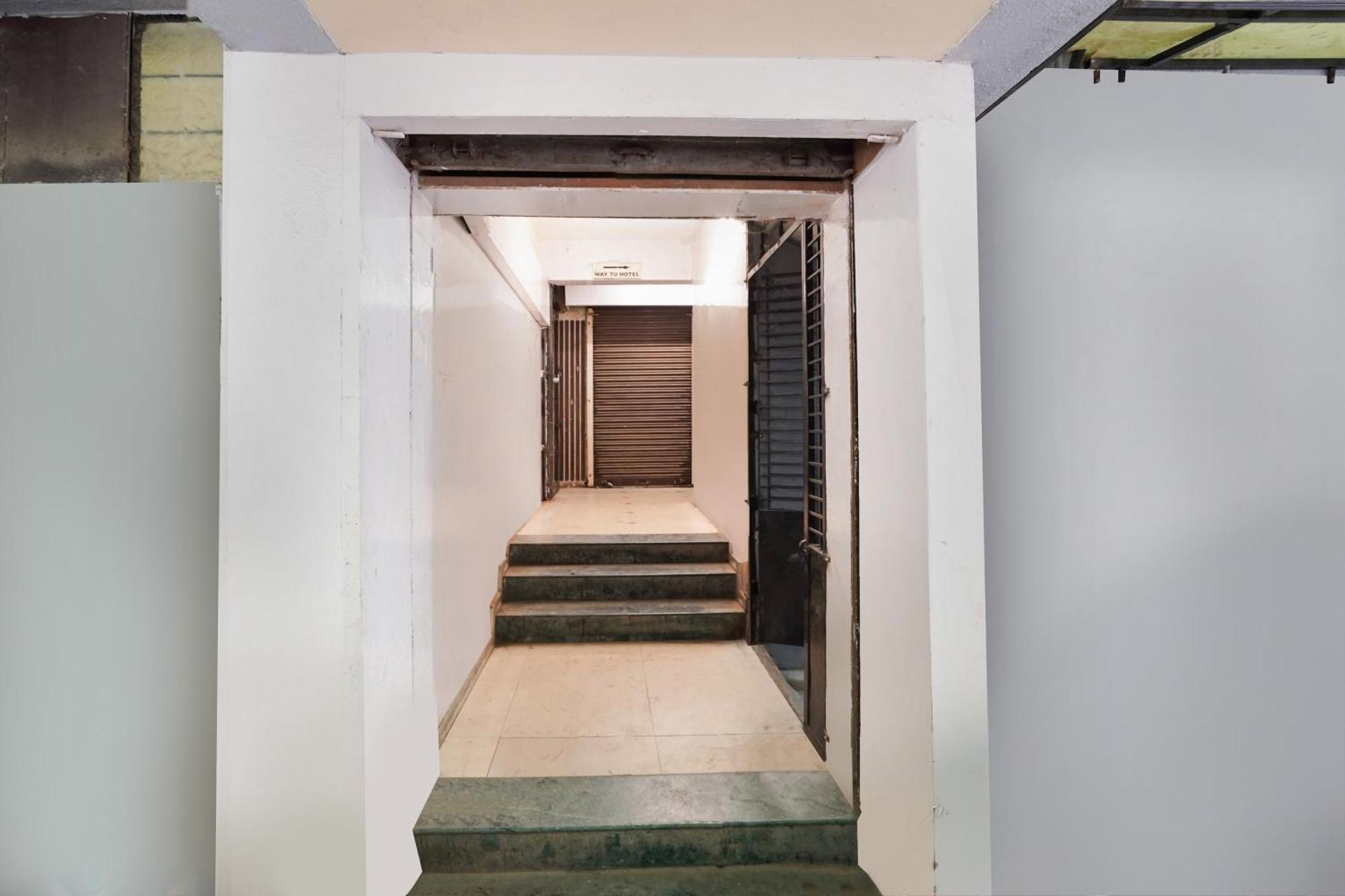Hotel O Crystal Ahmedabad Bagian luar foto