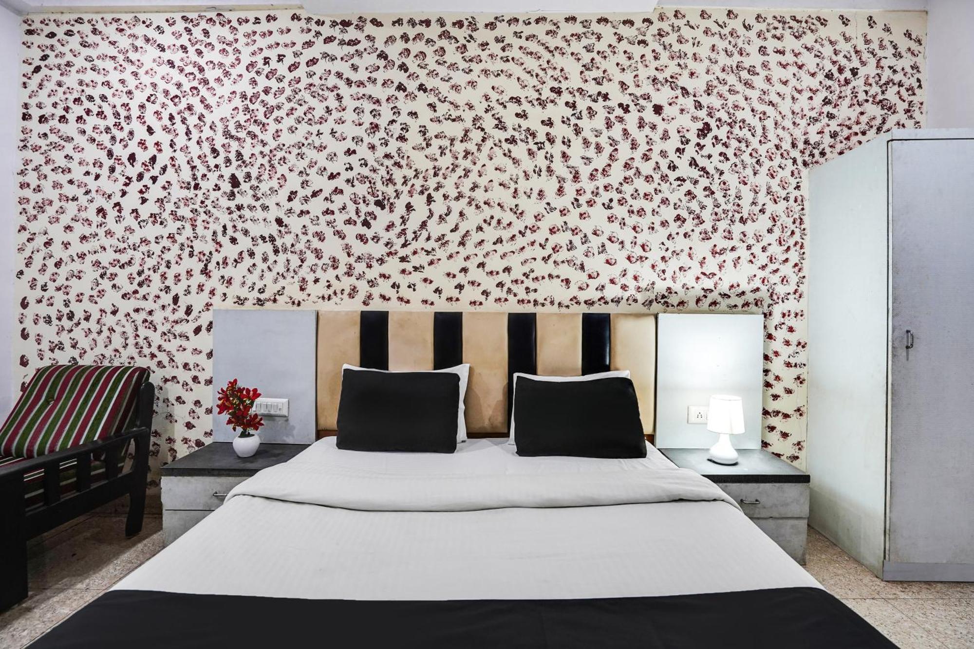 Hotel O Crystal Ahmedabad Bagian luar foto