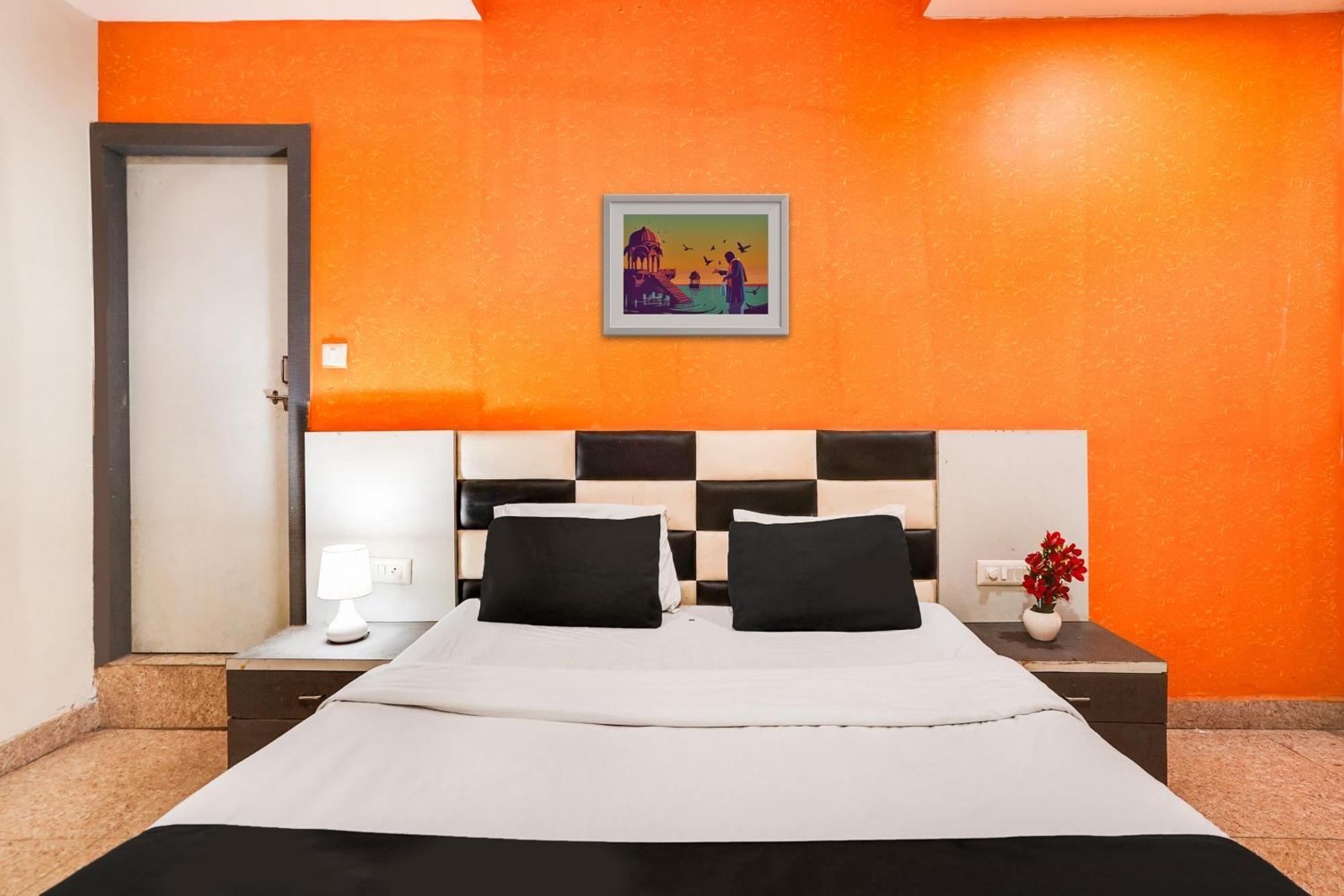 Hotel O Crystal Ahmedabad Bagian luar foto