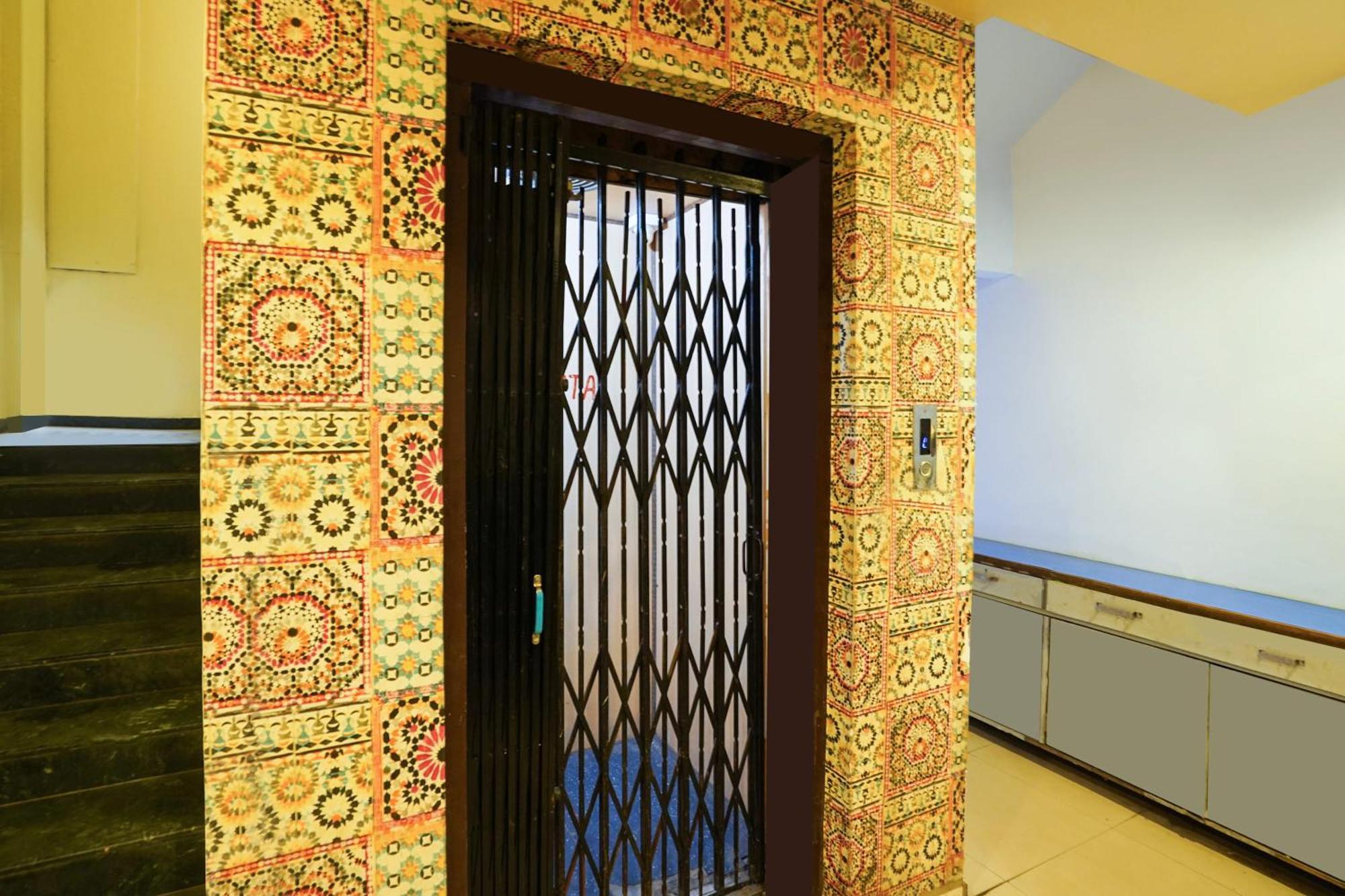 Hotel O Crystal Ahmedabad Bagian luar foto