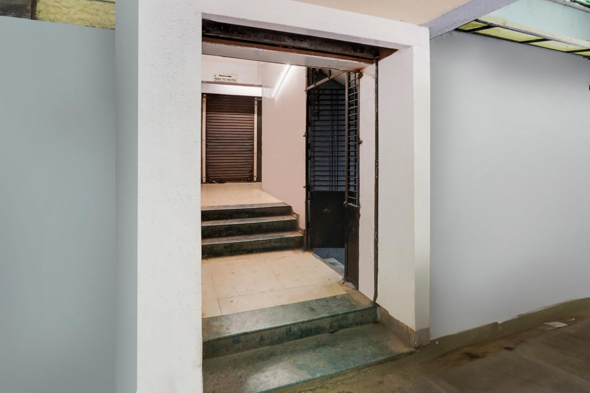Hotel O Crystal Ahmedabad Bagian luar foto