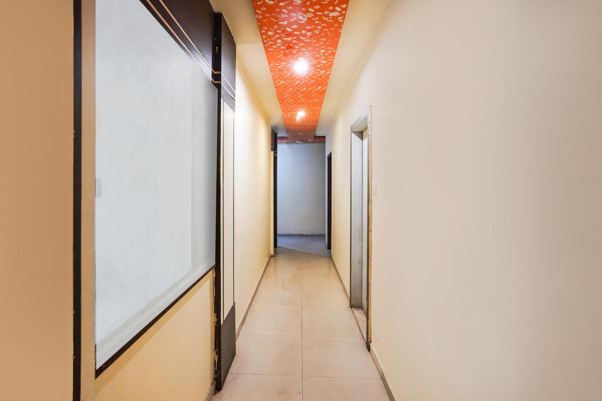 Hotel O Crystal Ahmedabad Bagian luar foto