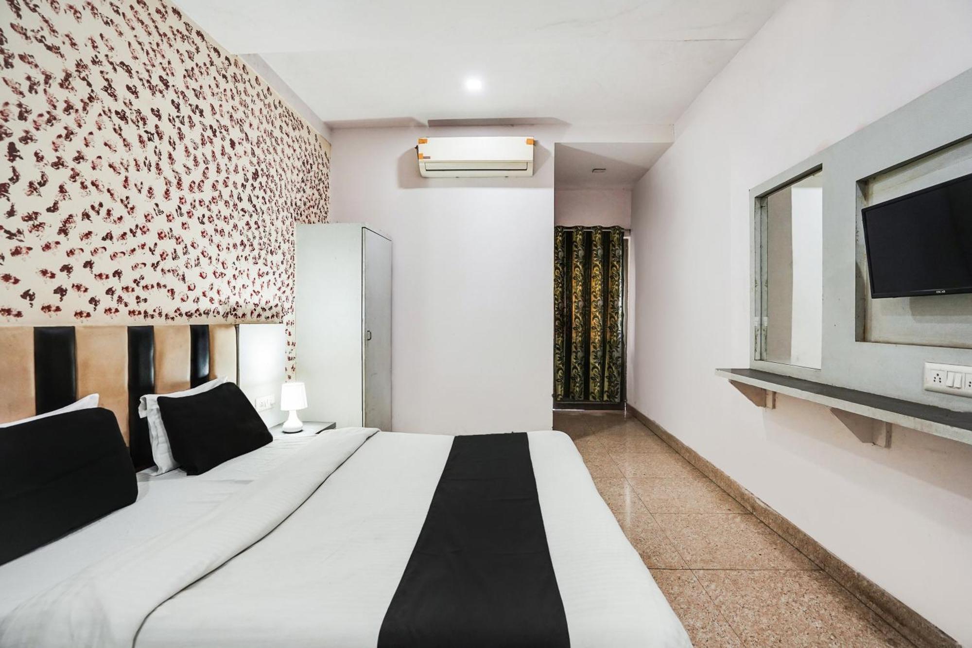 Hotel O Crystal Ahmedabad Bagian luar foto